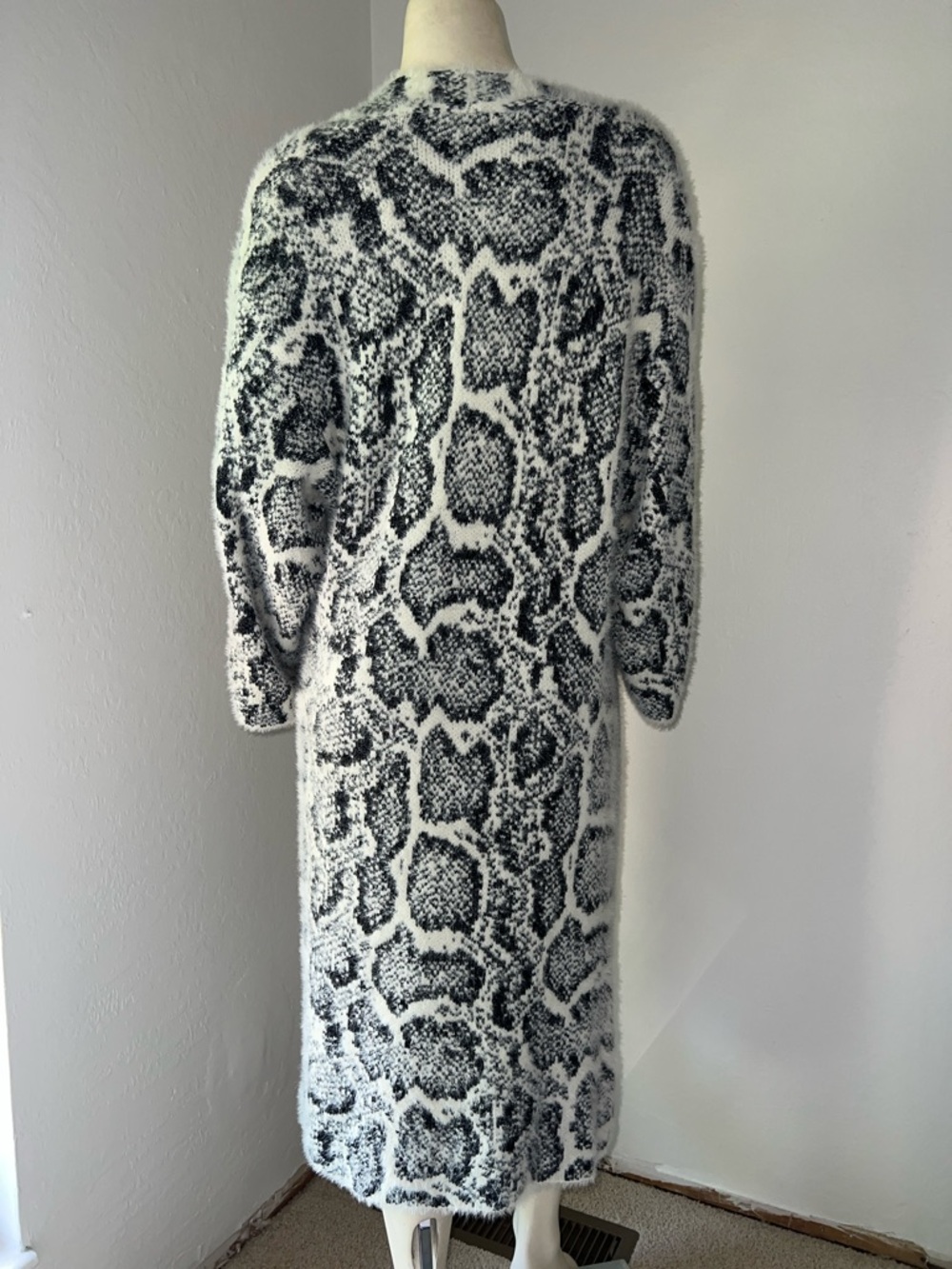DEIL Soft Snow Leopard Print Long Open Bell Sleeves Oversized Cardigan OS - Picture 6 of 6